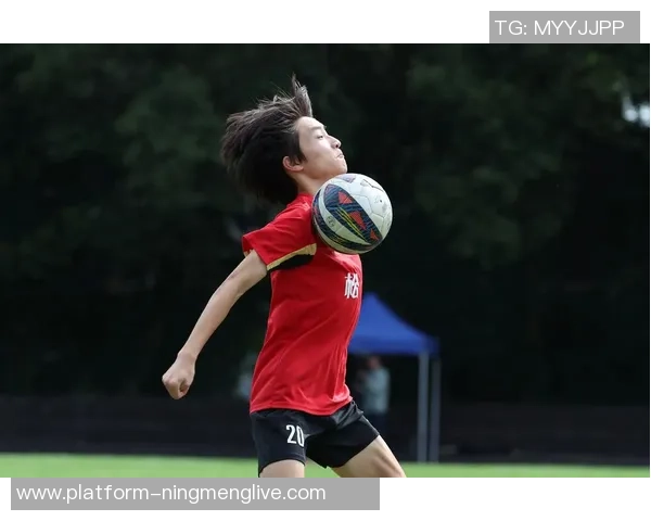 红衣足球少年在绿茵场上的梦想与成长之路